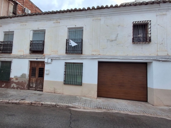 Se vende casa para reformar en el centro del pueblo